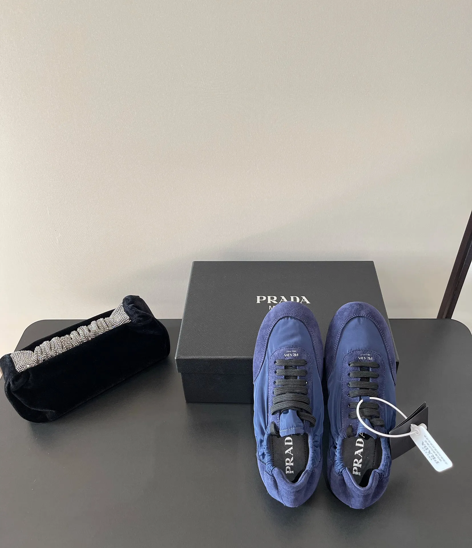👟👟Ex-factory price 540👟👟 PRADA multi-color comfortable new Dexun ballet shoes in early spring🥂 The original top-quality replica is sold simultaneously at the counter. The fabric is made of specially imported fabrics mixed with Beijing leather. The whole pair of shoes has a very high texture. The lining is cowhide and the original imported rubber sole. The style is simple and fashionable, and the upper feet are very delicate! Color: 11 colors Heel height: flat Size: 35-41 (40 to 41 customized, non-refundable)